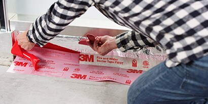 3M™ Fire and Water Barrier Tape applied easily to a perimeter joint.
